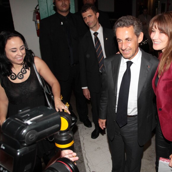 Carla Bruni-Sarkozy quitte le théâtre Bradesco aux côtés de son mari Nicolas Sarkozy à l'issue de son concert à Sao Paulo au Brésil le 26 aout 2015. De nombreux fans attendaient la chanteuse pour un autographe, un selfie ou une bise.