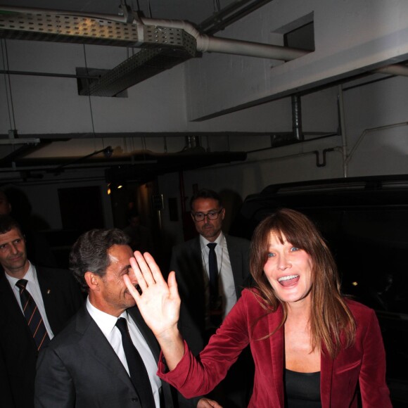 Carla Bruni-Sarkozy quitte le théâtre Bradesco aux côtés de son mari Nicolas Sarkozy à l'issue de son concert à Sao Paulo au Brésil le 26 aout 2015. De nombreux fans attendaient la chanteuse pour un autographe, un selfie ou une bise.