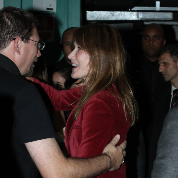 Carla Bruni-Sarkozy quitte le théâtre Bradesco aux côtés de son mari Nicolas Sarkozy à l'issue de son concert à Sao Paulo au Brésil le 26 aout 2015. De nombreux fans attendaient la chanteuse pour un autographe, un selfie ou une bise.