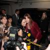 Carla Bruni-Sarkozy quitte le théâtre Bradesco aux côtés de son mari Nicolas Sarkozy à l'issue de son concert à Sao Paulo au Brésil le 26 aout 2015. De nombreux fans attendaient la chanteuse pour un autographe, un selfie ou une bise.