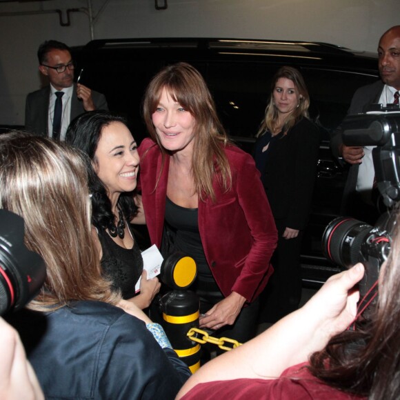 Carla Bruni-Sarkozy quitte le théâtre Bradesco aux côtés de son mari Nicolas Sarkozy à l'issue de son concert à Sao Paulo au Brésil le 26 aout 2015. De nombreux fans attendaient la chanteuse pour un autographe, un selfie ou une bise.