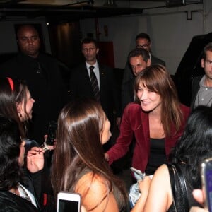 Carla Bruni-Sarkozy quitte le théâtre Bradesco aux côtés de son mari Nicolas Sarkozy à l'issue de son concert à Sao Paulo au Brésil le 26 aout 2015. De nombreux fans attendaient la chanteuse pour un autographe, un selfie ou une bise.