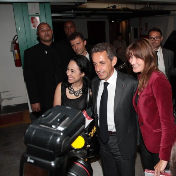 Carla Bruni-Sarkozy quitte le théâtre Bradesco aux côtés de son mari Nicolas Sarkozy à l'issue de son concert à Sao Paulo au Brésil le 26 aout 2015. De nombreux fans attendaient la chanteuse pour un autographe, un selfie ou une bise.