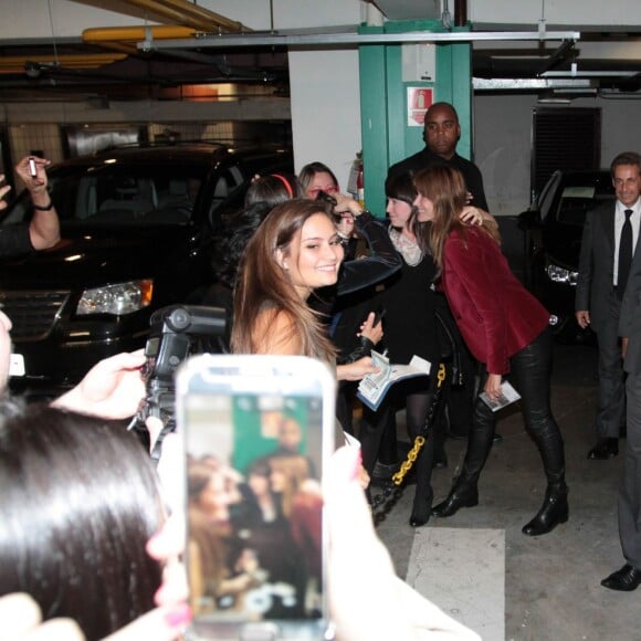 Carla Bruni-Sarkozy quitte le théâtre Bradesco aux côtés de son mari Nicolas Sarkozy à l'issue de son concert à Sao Paulo au Brésil le 26 aout 2015. De nombreux fans attendaient la chanteuse pour un autographe, un selfie ou une bise.