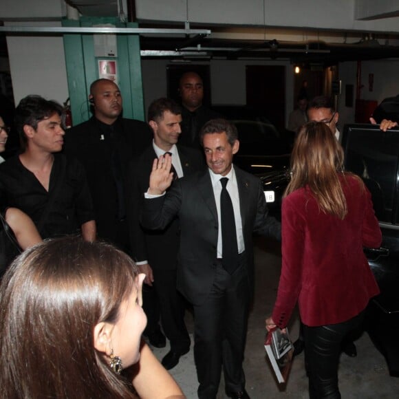 Carla Bruni-Sarkozy quitte le théâtre Bradesco aux côtés de son mari Nicolas Sarkozy à l'issue de son concert à Sao Paulo au Brésil le 26 aout 2015. De nombreux fans attendaient la chanteuse pour un autographe, un selfie ou une bise.