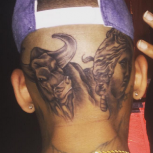 "Je fais ce que je veux ! #rockstar" écrit Chris Brown en légende de la photo de ses nouveaux tatouages, représentant un taureau et le visage de la Vénus de Milo. Photo publiée le 26 août 2015.