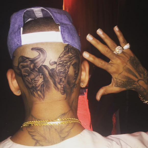 "Je fais ce que je veux ! #rockstar" écrit Chris Brown en légende de la photo de ses nouveaux tatouages, représentant un taureau et le visage de la Vénus de Milo. Photo publiée le 26 août 2015.