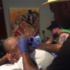 Chris Brown se fait tatouer le visage de la Vénus de Milo sur le côté droit du crâne, dans sa chambre d'hôtel à New York. Photo publiée le 25 août 2015.