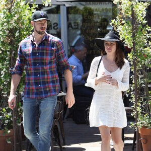 Exclusif - Lea Michele et son petit-ami Matthew Paetz vont déjeuner au restaurant alors qu'ils fêtent leur 1 an de relation en ce mois d'avril à West Hollywood, le 29 avril 2015.