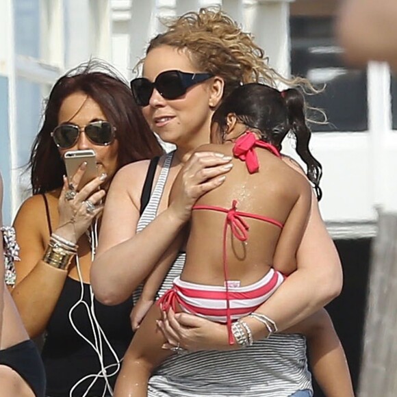 Mariah Carey passe la journée à la plage avec ses jumeaux Monroe et Moroccan à Malibu, le 2 aout 2015