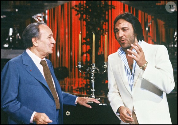 Laurent Rossi et Tino Rossi, sur un plateautélé en 1977