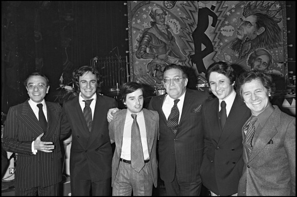 Archives - Yves Mourousi, Laurent Rossi, Thierry Le Luron, Leon Zitrone, Michel Drucker, Fred Mella à la première de Thierry Le Luron à Bobino, le 28 février 1978 