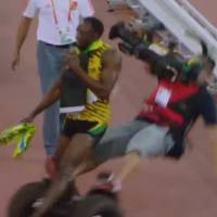 Usain Bolt renversé par un Segway : Le caméraman tente de se faire pardonner...
