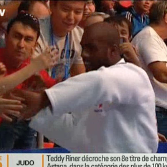 Image de la finale de Teddy Riner sacré champion du monde de judo des plus de 100 kilos à Astana, le 29 août 2015.