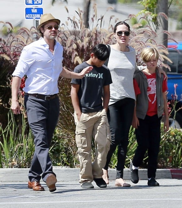 Exclusif - Brad Pitt et Angelina Jolie font du shopping avec leurs enfants Shiloh et Pax à Glendale. Le 10 juillet 2015