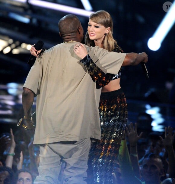 Kanye West sur scène avec Taylor Swift pour recevoir le Michael Jackson Video Vanguard Award lors des MTV Video Music Awards au Microsoft Theater de Los Angeles, le 30 août 2015