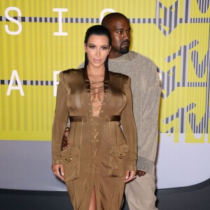 Kim Kardashian et Kanye West arrivent à la soirée des MTV Video Music Awards au Microsoft Theater de Los Angeles, le 30 août 2015