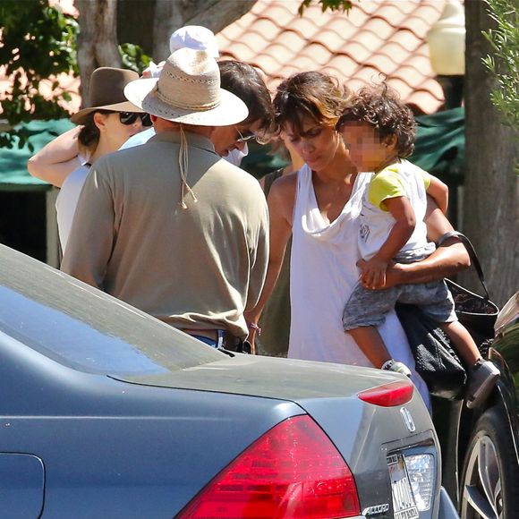 Halle Berry, sa fille Nahla, son mari Olivier Martinez et leur fils Maceo dans les rues de Los Angeles le 30 août 2015