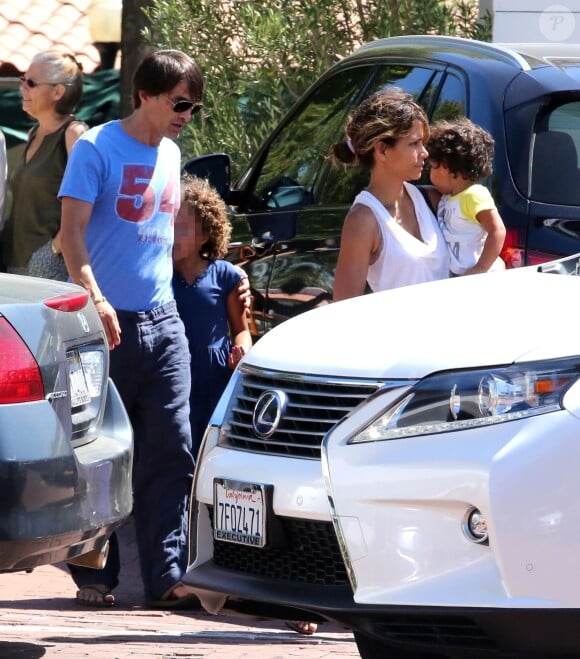 Halle Berry, sa fille Nahla, Olivier Martinez et leur fils Maceo dans les rues de Los Angeles le 30 août 2015