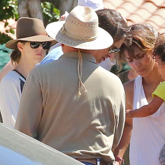 Halle Berry, sa fille Nahla, son mari Olivier Martinez et leur fils Maceo dans les rues de Los Angeles le 30 août 2015