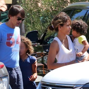 Halle Berry, sa fille Nahla, son mari Olivier Martinez et leur fils Maceo dans les rues de Los Angeles le 30 août 2015