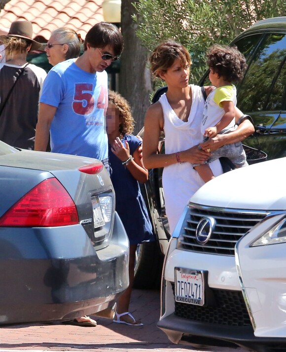 Halle Berry, sa fille Nahla, son mari Olivier Martinez et leur fils Maceo dans les rues de Los Angeles le 30 août 2015