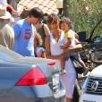 Halle Berry, sa fille Nahla, son mari Olivier Martinez et leur fils Maceo dans les rues de Los Angeles le 30 août 2015
