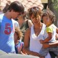 Halle Berry, sa fille Nahla, son époux Olivier Martinez et leur fils Maceo dans les rues de Los Angeles le 30 août 2015