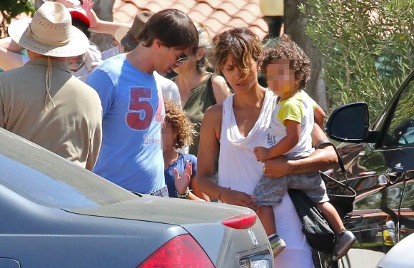 Halle Berry, sa fille Nahla, son époux Olivier Martinez et leur fils Maceo dans les rues de Los Angeles le 30 août 2015