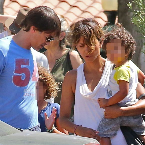 Halle Berry, sa fille Nahla, son époux Olivier Martinez et leur fils Maceo dans les rues de Los Angeles le 30 août 2015
