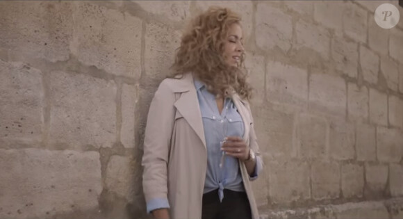 Chimène Badi dans le clip Elle vit, extrait de son album Au-delà des maux (2015)