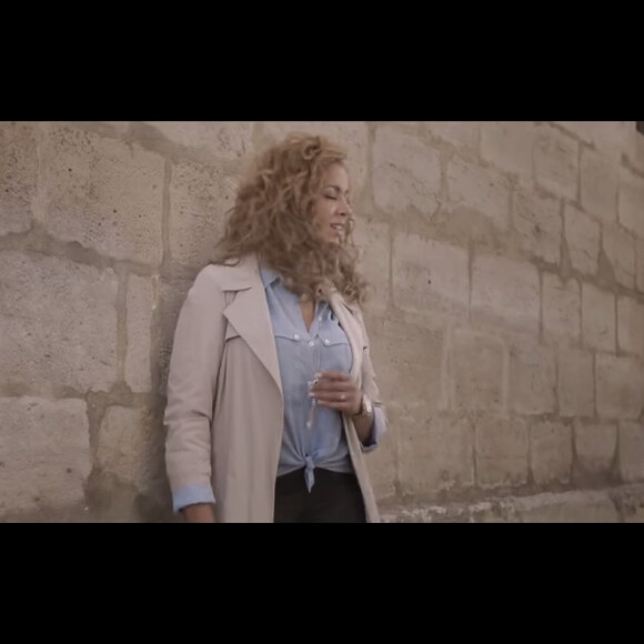 Chimène Badi dans le clip Elle vit, extrait de son album Au-delà des maux (2015)