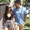 Cara Santana et son fiancé Jesse Metcalfe se promènent à West Hollywood, le 5 août 2015.