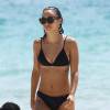 Cara Santana profite d'une belle journée ensoleillée sur une plage à Miami, le 17 juillet 2015
