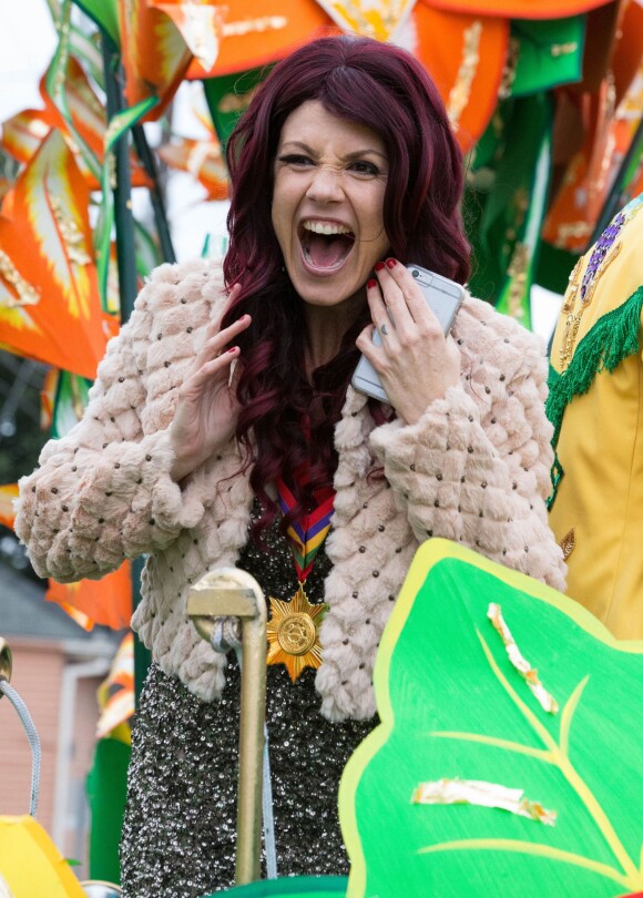 Zoe McLellan - Les stars de la série "NCIS: New Orleans" sur un char lors d'une parade pour Mardi Gras à la Nouvelle-Orléans, le 16 février 2015.
