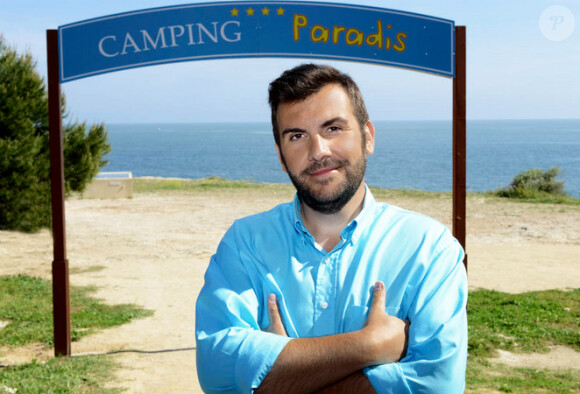 Laurent Ournac sur le tournage de Camping Paradis.