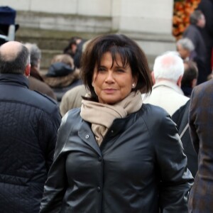 Anne Sinclair aux obsèques d'Erik Izraelewicz, ancien directeur du journal Le Monde, au Père Lachaise à Paris le 4 décembre 2012