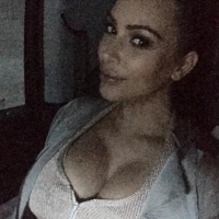 Kim Kardashian, enceinte : Reine du selfie et d'Instagram, topless en Interview