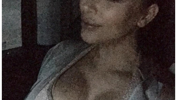 Kim Kardashian, enceinte : Reine du selfie et d'Instagram, topless en Interview
