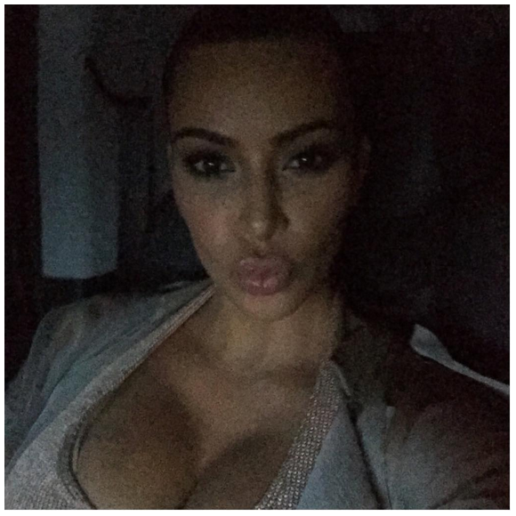 "Besitos everyone !!!!! #45mil" écrit Kim Kardashian, suivie sur Instagram par 45 millions d'utilisateurs, en légende de son selfie. Photo publiée le 2 septembre 2015.