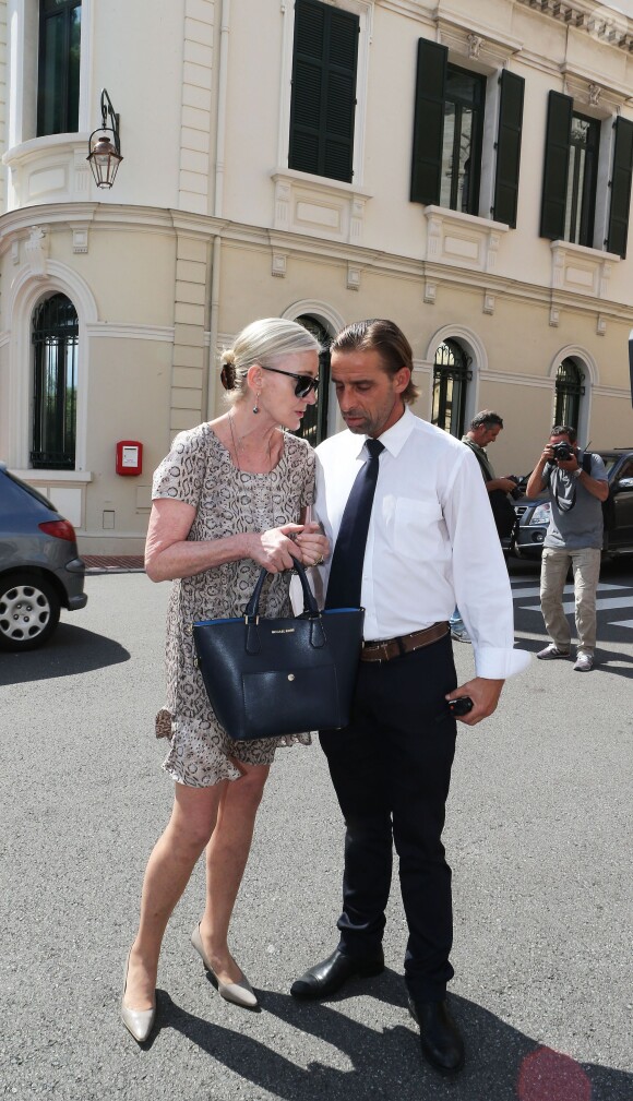 Kelly Rutherford , accompagnée de sa mère Ann Edwards, arrive au tribunal de Monaco pour tenter de récupérer la garde de ses enfants Hermès et Helena qui vivent avec leur père Daniel Giersch à Monaco. Le 3 septembre 2015.