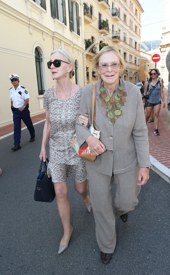 Kelly Rutherford , accompagnée de sa mère Ann Edwards, arrive au tribunal de Monaco pour tenter de récupérer la garde de ses enfants Hermès et Helena qui vivent avec leur père Daniel Giersch à Monaco. Le 3 septembre 2015