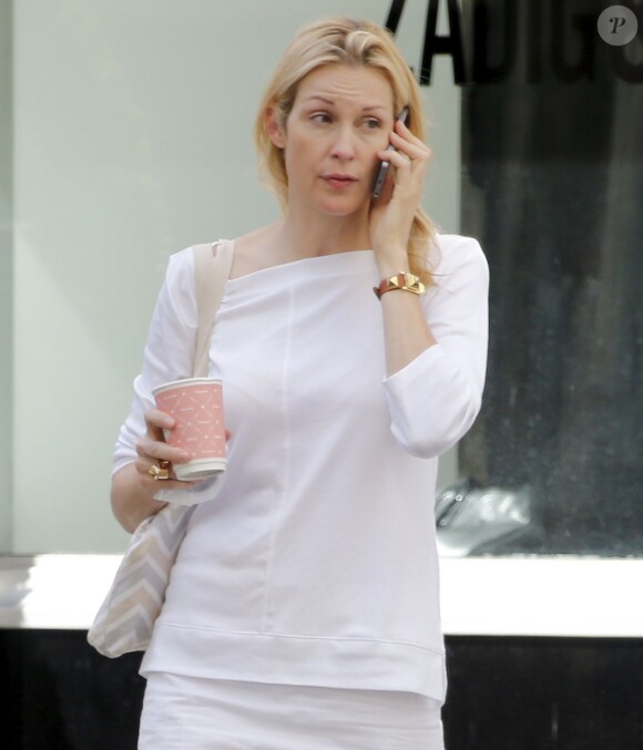 Exclusif - Kelly Rutherford (qui a perdu, il y a deux jours, la garde de ses enfants qui vont désormais habiter avec leur père à monaco) fait du shopping chez "Rebecca Taylor" sur Madison Avenue à New York, le 13 août 2015.