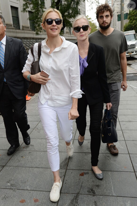 Kelly Rutherford, accompagnée de sa mère Ann Edwards, s'est rendue au tribunal de Manhattan à New York, où elle était convoquée pour enlèvement d'enfants. Le juge lui a ordonné de renvoyer ses enfants à leur père à Monaco. L'actrice ayant perdu la garde de ses enfants. Le 11 août 2015