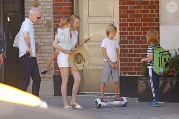 Exclusif - Kelly Rutherford se promène avec ses enfants Hermes et Helena et son compagnon Tony Brand dans les rues de New York, le 31 juillet 2015