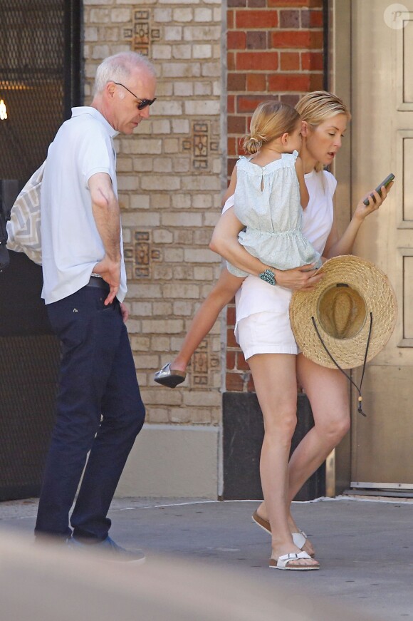 Exclusif - Kelly Rutherford se promène avec ses enfants Hermes et Helena et son compagnon Tony Brand dans les rues de New York, le 31 juillet 2015.