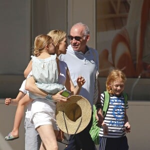 Exclusif - Kelly Rutherford se promène avec ses enfants Hermes et Helena et son compagnon Tony Brand dans les rues de New York, le 31 juillet 2015.