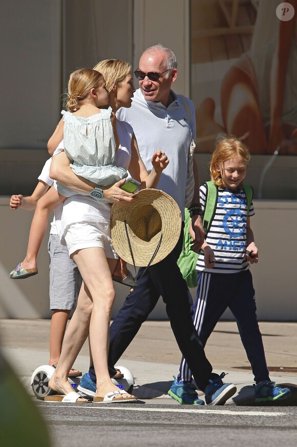 Exclusif - Kelly Rutherford se promène avec ses enfants Hermes et Helena et son compagnon Tony Brand dans les rues de New York, le 31 juillet 2015.