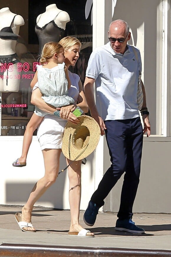 Exclusif - Kelly Rutherford se promène avec ses enfants Hermes et Helena et son compagnon Tony Brand dans les rues de New York, le 31 juillet 2015.