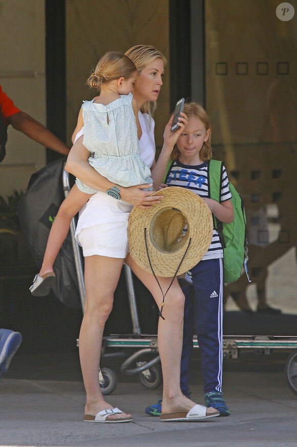 Exclusif - Kelly Rutherford se promène avec ses enfants Hermes et Helena et son compagnon Tony Brand dans les rues de New York, le 31 juillet 2015.